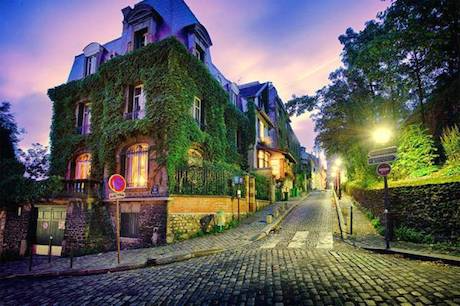 night-over-the-streets-of-montmartre-in-paris-france