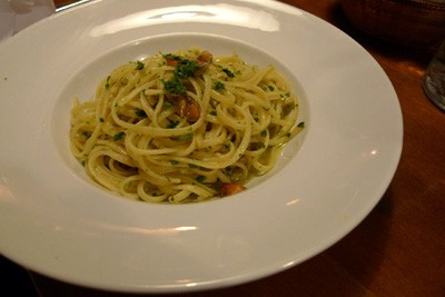 Linguine with garlic, olive oil, and red pepper at Olio Pane Vino in Paris, Bordeaux wine tasting trips