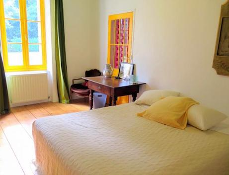 One of the ground floor bedrooms with Van Gogh like color!