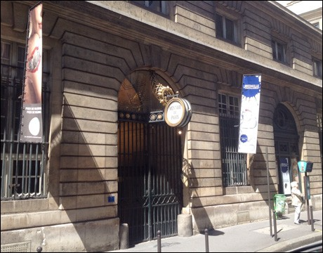 The entrance to the boutique at la Monnaie