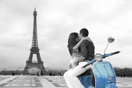 Scooter love in Paris