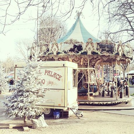 I just love this carrousel, it was one of our kid's favorite things to do in summer and at Xmas in Paris via @mrgx_tw 