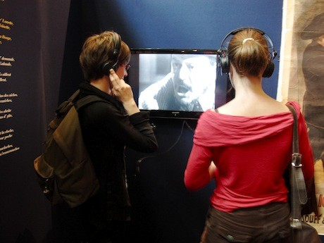 Visitors enraptured by French music at the exhibition "Paris en Chansons"