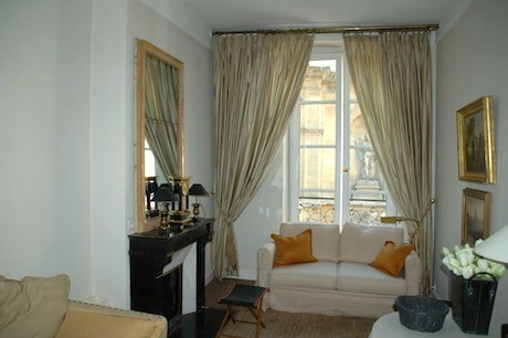 The living room of a Just France apartment rental in Paris, a good choice for anyone renting an Apartment in Paris