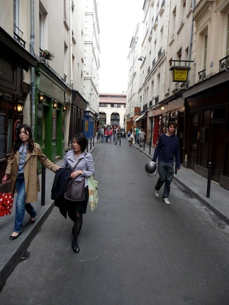 The rue Guisarde, a perfect shopping and dining spot in the 6th Arrondissement of Paris