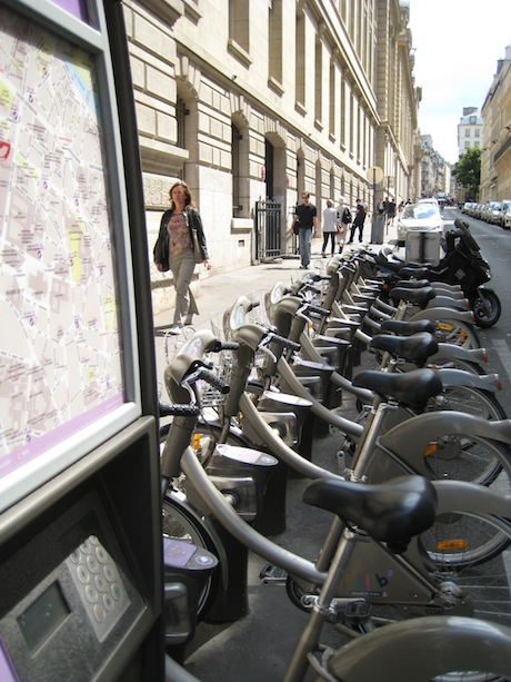 With the Vélib' bike rental program, you can take and return any of the 20,000 bikes strategically placed at 1,800 stations all over Paris